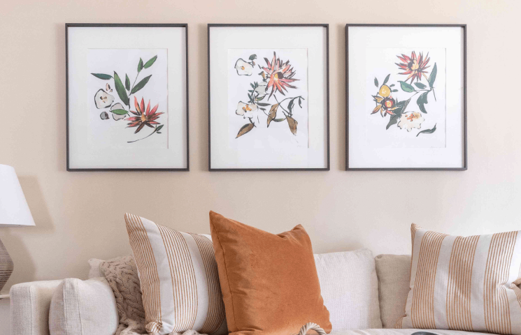 Como colocar 3 quadros na parede da sala