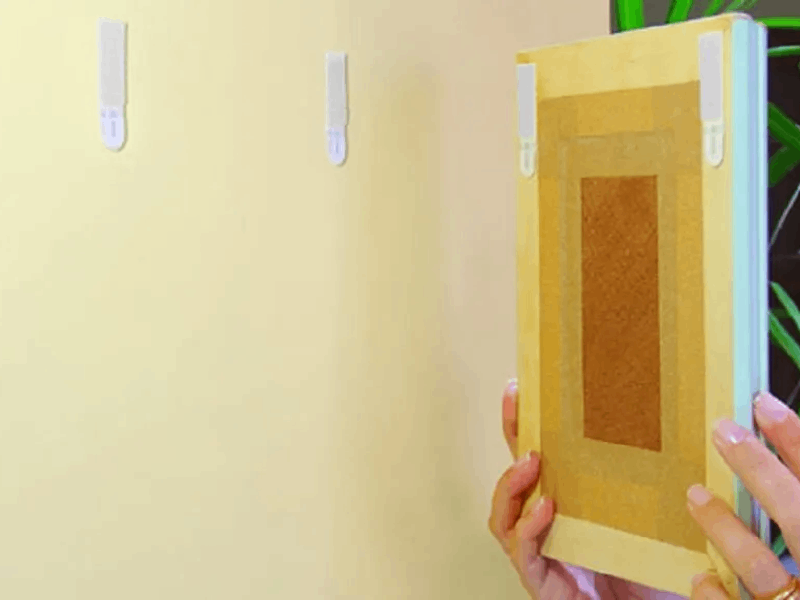 Pendurando quadro sem furar a parede com velcro especial