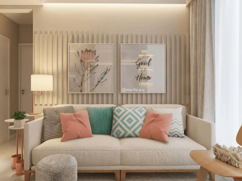 Sala ambientada com quadros e cores
