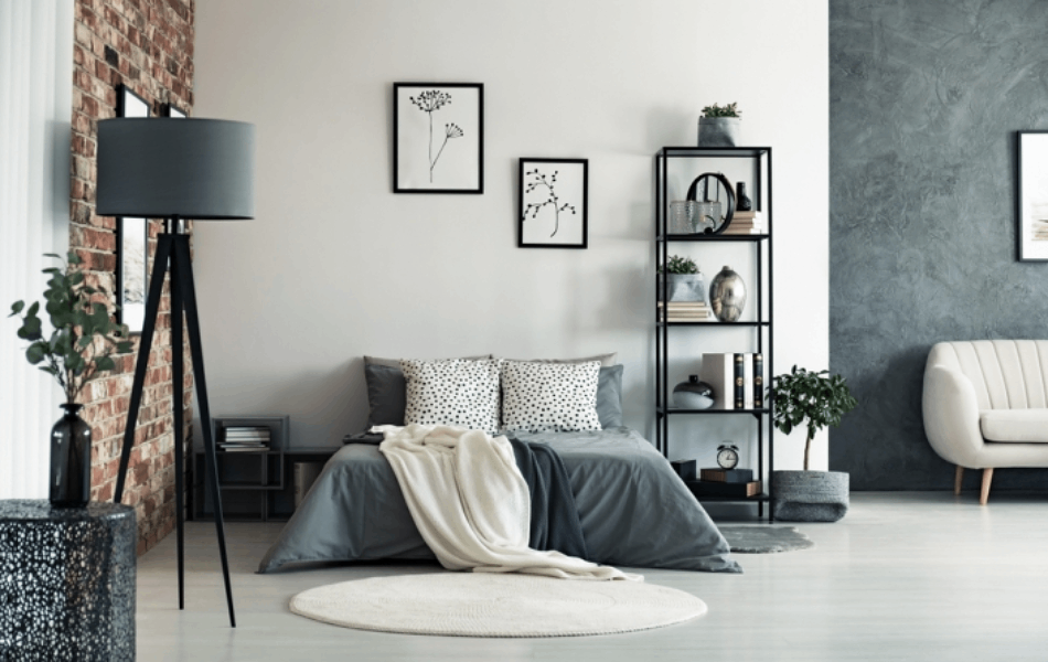 Sala ambientada com quadros modernos